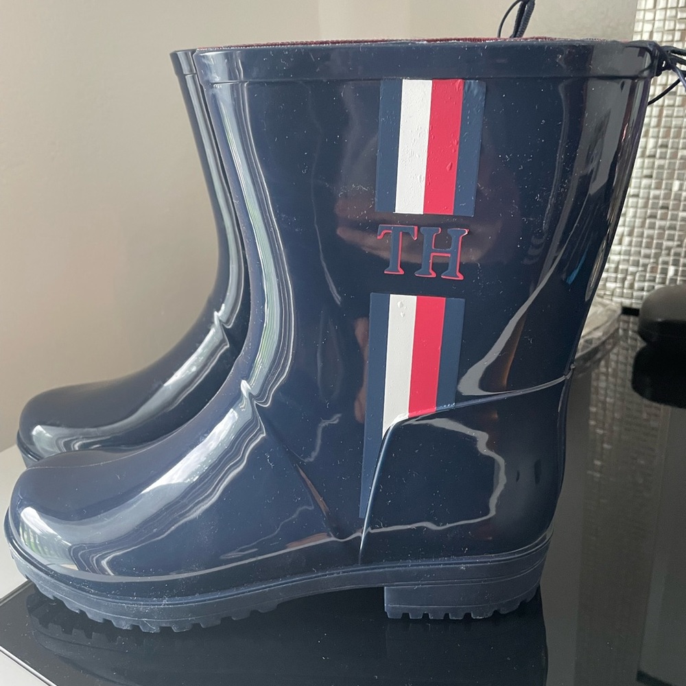 Tommy Hilfiger size 9 waterproof rain boots
